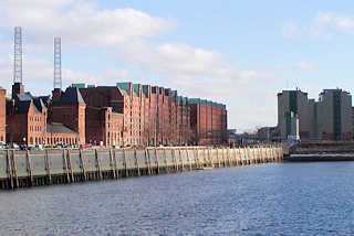 P1010007 Blick zur Hamburger Speicherstadt am Sandtorkai / Sandtorhafen, re. das Kesselhaus.  (2003)