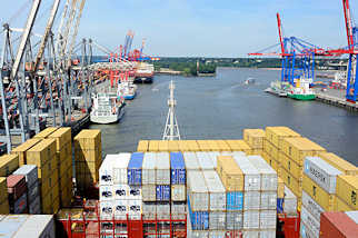 0343 Blick von der Brcke eines Containerschiffs auf den Waltershofer Hafen in der Hansestadt Hamburg.