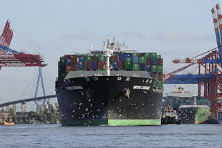 6505 Das Containerschiff HATSU COURAGE legt am Terminal Burchardkai an.