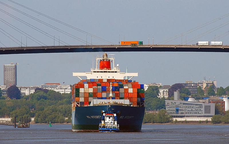 Der Stadtteil Altenwerder gehrt zum Bezirk Harburg. Das heutige Altenwerder hat so gut wie keine Einwohner mehr. Auf dem Gelnde wurde das Container Terminal Altenwerder CTA 2003 in Betrieb genommen. Das CTA ist derzeit eines der weltweit modernsten Containerterminals. Das Containerlager hat eine Stellflche fr ca. 30 000 TEU Standardcontainer. An der 1400m langen Kaimauer knnen gleichzeitig bis zu vier Grocontainerschiffe beladen und gelscht werden. Der Ablauf auf dem Terminalgelnde ist hoch technisiert - die Container werden praktisch nur ber die Kaimauer und den Straenrand mit menschlicher Hilfe befrdert, smtliche Krane und Transportfahrzeuge des dazwischen liegenden Containerlagers werden vom Zentralrechner gesteuert.