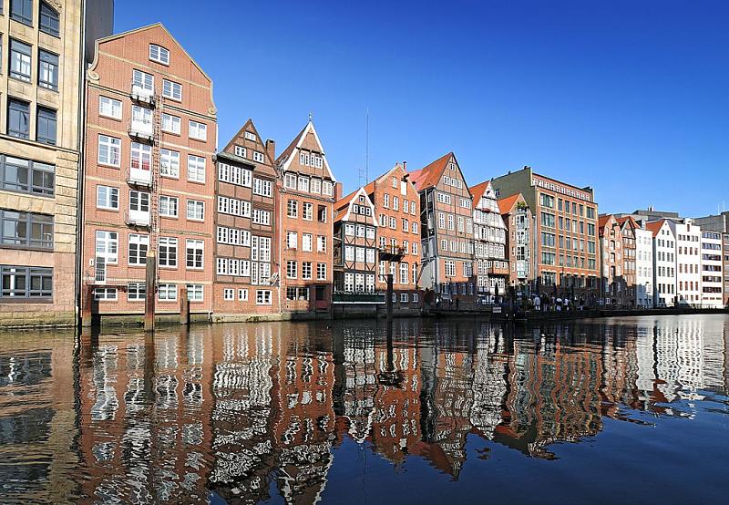 Hamburg Altstadt ist ein Stadtteil im Bezirk Hamburg Mitte, hier befindet sich der zentrale und historische Stadtkern der Freien und Hansestadt Hamburg. Auf dem Gebiet der Altstadt befand sich der älteste Siedlungskern Hamburgs rund um den Bereich des Domplatzes. Hier lag die von den Wikingern im Jahre 845 zerstörte Hammaburg. Zur Entwässerung des im Mündungsdelta von Alster und Bille gelegenen Gebiets wurden Fleete angelegt. Sie dienten später dem Warenverkehr. Auf einer Fläche von 1,6 km² leben im Stadtteil Hamburg Altstadt ca. 1500 Einwohner. 6438 Hamburg Bilder aus der Altstadt - historische Fachwerkhäuser Speicher am Nikolaifleet; Rückseite der Deichstrasse.