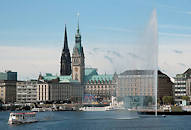 0011 Alsterschiff am Anleger bei der Reesendammbrücke - Blick auf die Hamburger Innenstadt zum Rathaus.