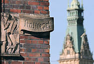 5444 Hamburgbilder; die Altstadt der Hansestadt Hamburg - Strassenschild Kattrepel Kontorhausviertel - Turm Hamburger Rathaus.