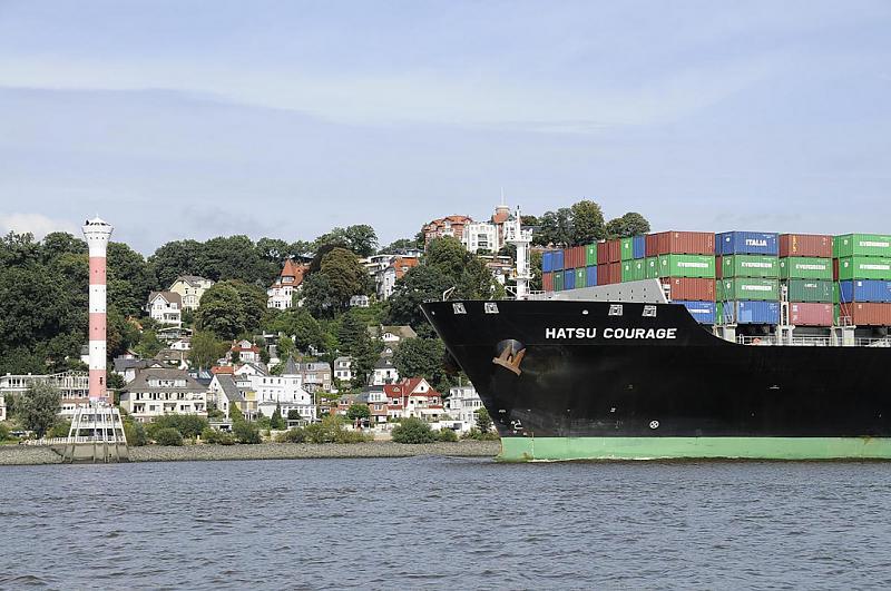 Bilder des Stadtteils Hamburg-Blankenese, Bezirk Altona. Blankenese ist ein im Jahr 1301 erstmals urkundlich erwhntes, ehemaliges Fischerdorf an der Elbe. Der Name Blankenese kennzeichnete frher den Ort einer flachen Landzunge, die vom nrdlichen Elbufer in den Fluss ragte und immer wieder bersplt wurde, so dass deren Sand in der Sonne glnzte. Der noble Elbvorort mit seinem Treppenviertel hat eine Flche von 7,7 km und ca. 12000 Einwohner. 