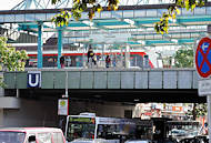 8194 Hochbahnhaltestelle Farmsen - Glasdach ber dem Bahnsteig der Hochbahn. Strassenverkehr mit HVV Bus unter der Hochbahnbrcke.