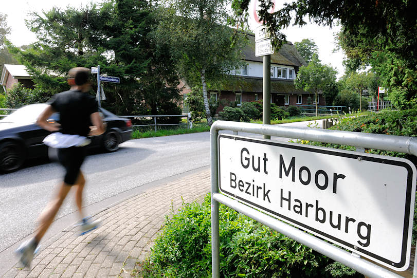 Der Stadtteil Gut Moor gehrt zum Bezirk Hamburg-Harburg. Gut Moor ist  in Bezug auf die Flche und Einwohnerzahl der kleinste Stadtteil Hamburgs (ca. 146 Einwohner / 1,97 km). Der Stadtteil zhlt zum Bezirk Harburg und liegt am Rand des Urstromtals der Elbe direkt am bergang zur Geest. Der Name GUT MOOR geht auf die Schenkung des freien Gutes im Moor des Harburger Herzogs Wilhelm an seinen Kanzler J. von Drebber im Jahr 1630 zurck. 