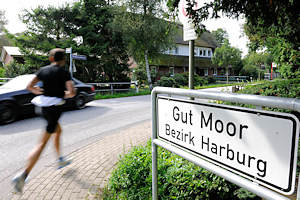 Der Stadtteil Gut Moor gehrt zu dem Bezirk Hamburg-Harburg. Gut Moor gehrt in Bezug auf die Flche und Einwohnerzahl zu den kleinsten Stadtteilen Hamburgs (ca. 146 Einwohner / 1,97 km). Der Stadtteil zhlt zum Bezirk Harburg und liegt am Rand des Urstromtals der Elbe direkt am bergang zur Geest. Der Name GUT MOOR geht auf die Schenkung des freien Gutes im Moor des Harburger Herzogs Wilhelm an seinen Kanzler J. von Drebber im Jahr 1630 zurck. 