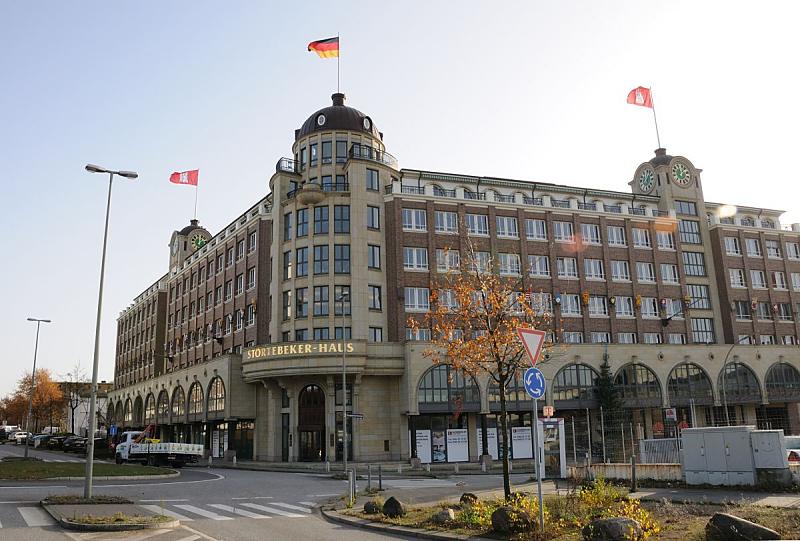 Fotos aus dem Stadtteil HAMM SD - Bezirk HAMBURG MITTE. Hamm war vor dem Zweiten Weltkrieg einer der bevlkerungsreichsten Stadtteile Hamburgs. Seit 1951 ist Hamm in drei Stadtteile gegliedert, die alle dem Bezirk Hamburg-Mitte angehren: Hamm-Nord, Hamm-Mitte sowie Hamm-Sd. 1383 kaufte der Hamburger Rat von ihnen auch den bereits eingedeichten, jedoch nicht sturmflutsicheren Hammerbrook einschlielich der Landherrenschaft Hamm (erstmalige urkundliche Erwhnung 1256) und Horn fr 650 Mark. Gleichzeitig gingen der Wald "Hamme" und das Dorf Hamm, gelegen am oberen Rand des Geesthangs, also etwa an der heutigen Grenze zwischen Hamm-Nord und Hamm-Mitte, auf die Hansestadt ber. 1847 erhielt Hamm den Status eines Vorortes, 1894 den eines Stadtteils. 