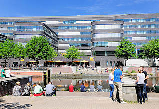 8222  Uferpromenade am Mittelkanal im Hamburger Stadteil Hammerbrook - Mittagspause  in der City Sd. Verwaltungsgebude der Deutschen Bahn / DB.