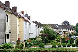 Hamburgfotos aus den Stadtteilen und Bezirken - Bilder aus dem Stadtteil LANGENBEK - Bezirk HAMBURG HARBURG. Der Name Langenbek leitet sich ab von einem langen Bach. An diesem Bach stand ein Hof mit einer Wassermhle, der im Jahr 1306 erstmalig erwhnt worden ist. Dieser Hof bildet den Ursprung Langenbeks. 1937 erfolgte die Eingliederung im Zuge des Gro-Hamburg-Gesetz nach Hamburg. Heute leben auf ca. 0,8 km ungefhr 4200 Menschen. 