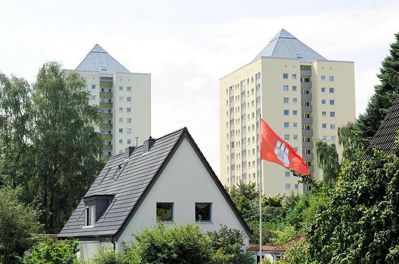 Hambug-Bilder aus dem Stadtteil Lohbrgge - Bezirk HAMBURG BERGEDORF. Der Name Lohbrgge bezeichnet mit der Vorsilbe Loh- einen Wald oder eine Waldlichtung, mit der Nachsilbe -brgge wiederum eine Brcke. Mit der Skularisierung des Klosters Reinbek 1528 fiel Lohbrgge 1544 an das Amt Reinbek, das den Herzgen von Schleswig-Holstein-Gottorf gehrte. Bis 1937 entwickelte sich die Gemeinde Lohbrgge unabhngig von Hamburg und Bergedorf; erst 1937 wurde die Gemeinde Lohbrgge der Stadt Bergedorf zugeschlagen und im Rahmen des Gro-Hamburg Gesetzes zu einem Stadtteil Hamburgs. Auf einer Flche von ca. 13 km leben ungefhr 13. 000 EinwohnerInnen.