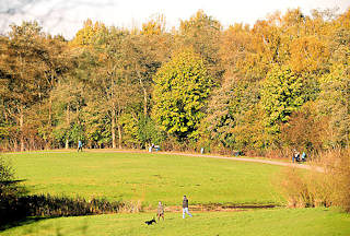 0720 Grnanlage am Geelenbek Nebengraben B in Hamburg Lokstedt - Spaziergnger in der Herbstsonne - Herbstwald.