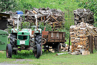 4571  Alter Trecker mit Anhnger - Holzstapel, gehacktes Holz. Bilder aus Hamburg Marmstorf, Stadtteil im Bezirk Harburg.