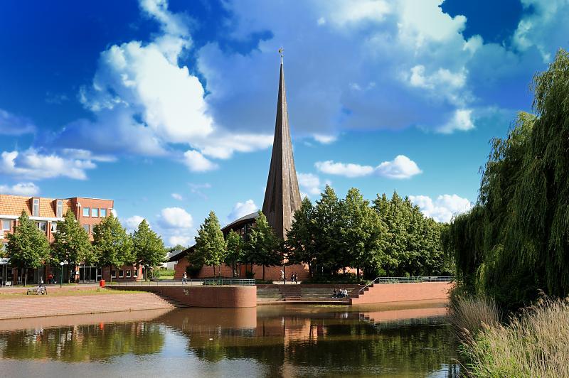 Stadtteil NEUALLERMÖHE - Bezirk BERGEDORF. Der Stadtteil NEUALLERMÖHE wurde zum 1. Januar 2011 neu gebildet wurde. Dadurch wurden die Siedlungen Neuallermöhe-West, bisher Teil von Allermöhe, und Neuallermöhe-Ost, bislang Teil von Bergedorf, zusammengeführt. Das 123 ha grosse Quartier Neuallermöhe-Ost wurde in den Jahren 1982 bis 1994 errichtet, das 340 ha große Gebiet Neuallermöhe-West wurde ab den 1990er Jahren errichtet. 5051 Treppenanlage zum Wasser vor der Franz von Assisi Kirche - Anwohner sitzen auf den Stufen am Wasser. ©fotos- hamburg.de