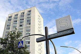 8964 Schild S-Bahnstation Neuwiedenthal - Hochhaus.