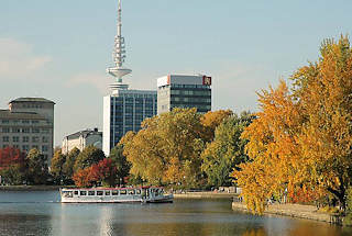 0033 Hamburger Herbst - in Herbstfarben leuchtende Bume stehen am Alsterufer der Binnenalster - ein Alsterschiff fhrt Richtung Lombardsbrcke - im Hintergrund die Hochhuser an der Esplanade und der Hamburger Fernsehturm / Heinrich-Hertz-Turm, Telemiche