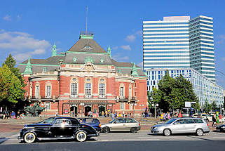 7915 Johannes Brahms Platz in Hamburg Neustadt;  historische Architektur der Laeiszhalle / Musikhalle - Architekt Martin Haller; saniertes Unileverhochhaus; Architekten Hentrich, Petschnigg und Partner - erbaut 1962.