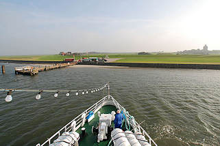 0545 Schiffsankunft auf Hamburg Neuwerk - Anleger der Insel, der alles berragende Leuchtturm im Hintergrund.