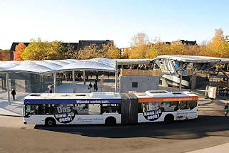 1809 Poppenbttler Busbahnhof - Gelenkbus der HVV.