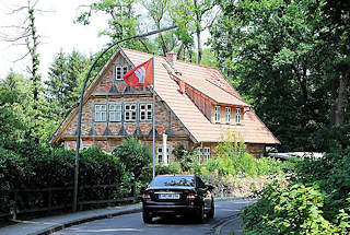 5116 Fachwerkgebude mit Ziegeln eingedeckt - Hamburg Fahne im Vorgarten. Bilder aus dem Stadtteil Hamburg Rnneburg.