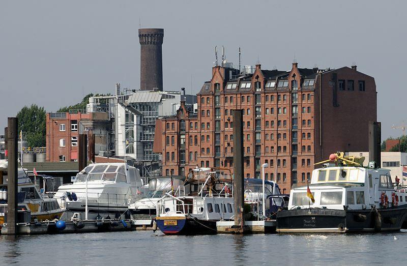 Bilder aus Hamburg ROTHENBURGSORT, Bezirk Hamburg MITTE. Der Großteil der Flächen des heutigen Stadtteils, der Billwerder Ausschlag, gehörte seit 1385 zu Hamburg und wurde bis 1494 eingedeicht. 1871 wurde der Billhorn dem Billwerder Ausschlag zugeschlagen und das Gesamtgebiet zum Vorort Hamburgs erklärt. Im Jahre 1894 wurde Billwerder Ausschlag zum Stadtteil erhoben und um die Kalte Hofe sowie die Billwerder Insel erweitert, es hatte damals etwa 40000 Einwohner. 1938 wurde Rothenburgsort vom Billwerder Ausschlag abgespalten und zu einem eigenständigen Stadtteil mit ca. 40 000 Einwohnern. Rothenburgsort wurde 1943 weitgehend durch alliierte Bomben zerstört. Jetzt leben wieder ca. 9000 Einwohner auf einer Fläche von 7,6 km².