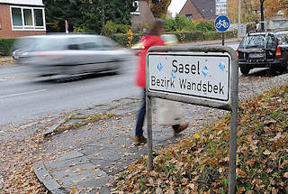 2328 Stadtteilschild an der Strasse, Strassenverkehr und Fussgnger.