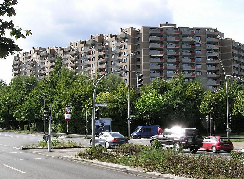 Hamburgfotos aus den Stadtteilen und Bezirken der Hansestadt - Bilder von Hamburg STEILSHOOP, Bezirk Hamburg WANDSBEK. Steilshop wurde erstmals 1347 urkundlich erwhnt. Seitdem hatte der Ort verschiedene Besitzer. Bis Steilshop 1773 in das Herzogtum Holstein eingegliedert wurde, war es dem Amt Trittau zugeordnet. Mit dem Gro-Hamburg-Gesetz kam es 1937 – nun als Steilshoop – zum Bezirk Hamburg-Wandsbek. Auf einer Flche von 2,5 km leben ca. 20 000 Einwohner. P9020081 Wohnblock in Grosssiedlung Hamburg Steilshoop. Autos an der Ampel.