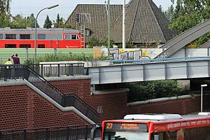 Bilder aus den Hamburger Stadtteilen und Bezirken - Fotos von Hamburg Tonndorf, Bezirk Hamburg WANDSBEK.  Die erste urkundliche Erwhnung des Ortes Tonndorf stammt aus dem Jahre 1314. 1342 wurde das Dorf fr 110 Mark an das Kloster Reinbek verkauft. In der Folge kam das Dorf an das Amt Reinbek und 1646 an den Wandsbeker Gutsherrn Balthasar Behrens. 1927 wurde Tonndorf nach Wandsbek eingemeindet; Durch das Gro-Hamburg-Gesetz von 1937 wurde Tonndorf zusammen mit Wandsbek ein Teil von Hamburg. In dem 3,9 km groen Stadtteil leben ca. 13 000 Einwohner. 