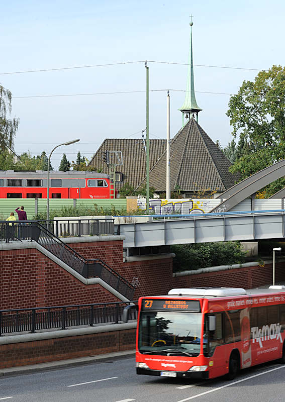 Bilder aus den Hamburger Stadtteilen und Bezirken - Fotos von Hamburg Tonndorf, Bezirk Hamburg WANDSBEK.  Die erste urkundliche Erwhnung des Ortes Tonndorf stammt aus dem Jahre 1314. 1342 wurde das Dorf fr 110 Mark an das Kloster Reinbek verkauft. In der Folge kam das Dorf an das Amt Reinbek und 1646 an den Wandsbeker Gutsherrn Balthasar Behrens. 1927 wurde Tonndorf nach Wandsbek eingemeindet; Durch das Gro-Hamburg-Gesetz von 1937 wurde Tonndorf zusammen mit Wandsbek ein Teil von Hamburg. In dem 3,9 km groen Stadtteil leben ca. 13 000 Einwohner. 