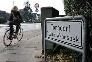 9295 weisses Stadtteilschild mit schwarzer Schrift, Tonndorf Bezirk Wandsbek.