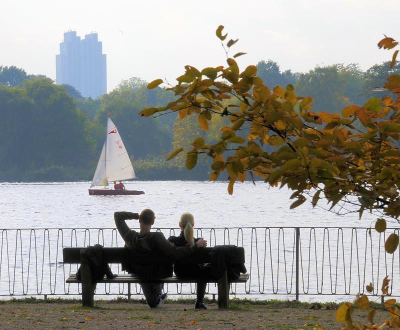 Bilder aus den Hamburger Stadtteilen und Bezirken - Fotos aus Hamburg UHLENHORST, Bezirk Hamburg NORD. Das Gelände der Uhlenhorst – früher sumpfige Wiesenlandschaft – musste zunächst aufgeschüttet werden, bevor es bebaut werden konnte. Der Hofwegkanal, der Winterhuder Kanal und der erste Abschnitt des Osterbekkanals wurden zur Entwässerung angelegt. Auf einer Fläche vo 2,2 km² leben ca. 15 000 Einwohner.