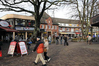 2736 Platz WEISSE ROSE - Hamburg Volksdorf. Geschäfte und Passanten in der Volksdorfer Fussgängerzone.
