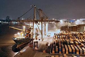 Nachts im Hamburger Hafen - Containerschiff am HHLA Terminal Burchkai - Containerlager. Motive aus den Hamburger Stadtteilen und Bezirken - Bilder von Hamburg WALTERSHOF, Bezirk Hamburg MITTE. Die frhere Insel Waltershof liegt am Sdufer der Norderelbe westlich der Einmndung des Khlbrands und besteht aus den vormaligen Inseln Griesenwerder, Mhlenwerder, Maakenwerder und Rugenbergen. Griesenwerder war bis zum Jahre 1768 dnisch und gelangte mit dem Gottorper Vertrag zu Hamburg, whrend Rugenbergen schon im 15. Jahrhundert hamburgisch war. Waltershof wurde im Jahre 1788 nach dem Hamburger Senator Walter Beckhoff benannt. In dem 28,6 km grossen Hafengebiet leben nur wenige Menschen.