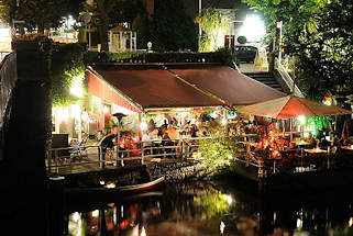 3235 Nachtaufnahmen von Hamburg - Restaurantterrasse am Wasser.