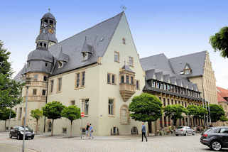 3766 Rathaus von Aschersleben / Baubeginn 1517 - 1885 zweistckiger Anbau, Entwurf Stadtbaumeister Hans Heckner. Kern der Anlage ist der gotische Hauptturm. Der hhere Uhrenturm hat ein Uhrwerk von 1580 - zwei vergoldete Ziegenbcke.