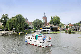 7327 Blick ber den Stadtkanal von Brandenburg an der Havel  zum Dom Peter und Paul und den Mhlentorturm.