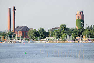 7540 Blick ber den Plauer See zum Industriegebiet des Ortsteil Kirchmser / Brandburg a. d. Havel. Hohe Fabrikschornsteine - Wasserturm; Marina am Ufer des Sees.