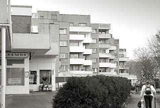 4074 Moderne Architektur - Plattenbauten; mehrstckige Wohnhuser, Balkons.