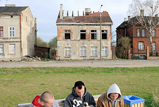 4713 Hausruine mit eingestrztem Dach - Jugendliche auf einer Bank; Hafengebiet von Danzig / Gdansk.