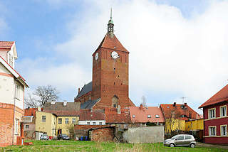 4538 Kirchturm der gotischen Marienkirche in Darłowo / Rgenwalde, Polen. Die dreischiffige Basilika entstand im 14. Jahrhundert.