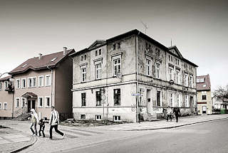 4549 Wohnhuser - Altbau, Neubau; Fussgnger auf einem Zebrastreifen - Bilder aus Darłowo / Rgenwalde, Polen.