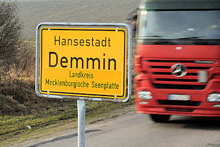 7064 Ortschild - Ortseingang, Hansestadt Demmin, Landkreis Mecklenburgische Seenplatte, Fhrerhaus Lastwagen.
