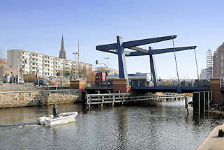 7349 Kahldenbrcke - Klappbrcke ber die Peene in der Hansestadt Demmin - im Hintergrund mehrstckige Plattenbauten und der Kirchturm der St. Bartholomaeikirche.