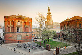 3764 Universittsgebude - Backsteinarchitektur in der Hansestadt Greifswald; im Hintergrund der Turm vom St. Nicolai Dom.