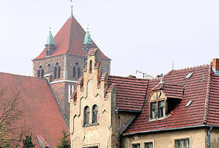 3841 Alte baufllige Hausfassade in Greifswald - im Hintergrund der Turm der Stadtkirche St. Marien, die im Volksmund auch Dicke Marie genannt wird.