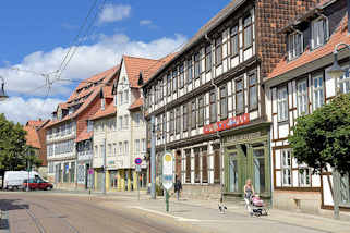 235_3497  Geschftsstrasse in Halberstadt - Fachwerkgebude, Einzelhandel.