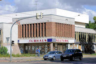 275_6423 Geschlossenes Kulturhaus von Halberstdt - mit Plakaten zugeklebte Tren und Fenster.