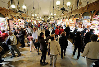 0136 Innenansicht Tuchhallen von Krakau - kleine Verkaufsstnde, Souvenirs in den Arkaden - Touristen kaufen Andenken.