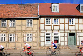6590 Fachwerkhuser alt + neu - Rennradfahrer; Johann-Sebastian-Bach-Strasse in Kyritz.