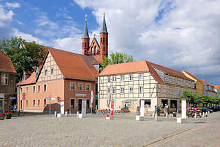 6632 Marktplatz von Kyritz - historische Fachwerkhuser - Kirchtrme der St. Marienkirche.